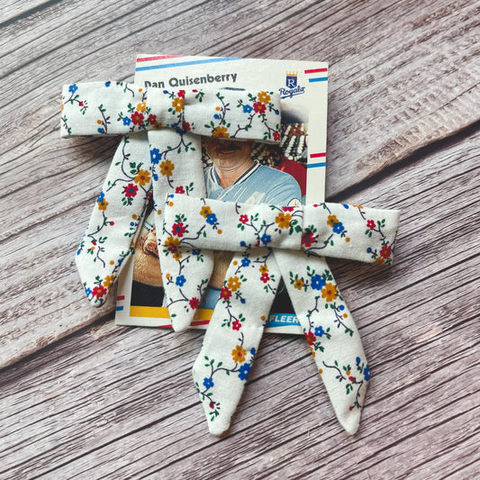 Ditsy Daisies on White Vintage Fabric Handmade Hair Bows