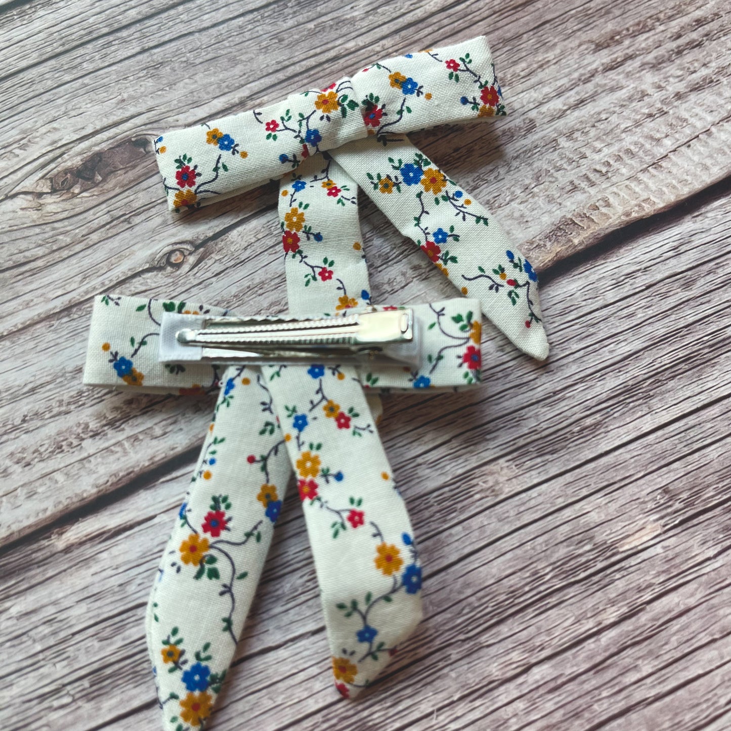 Ditsy Daisies on White Vintage Fabric Handmade Hair Bows
