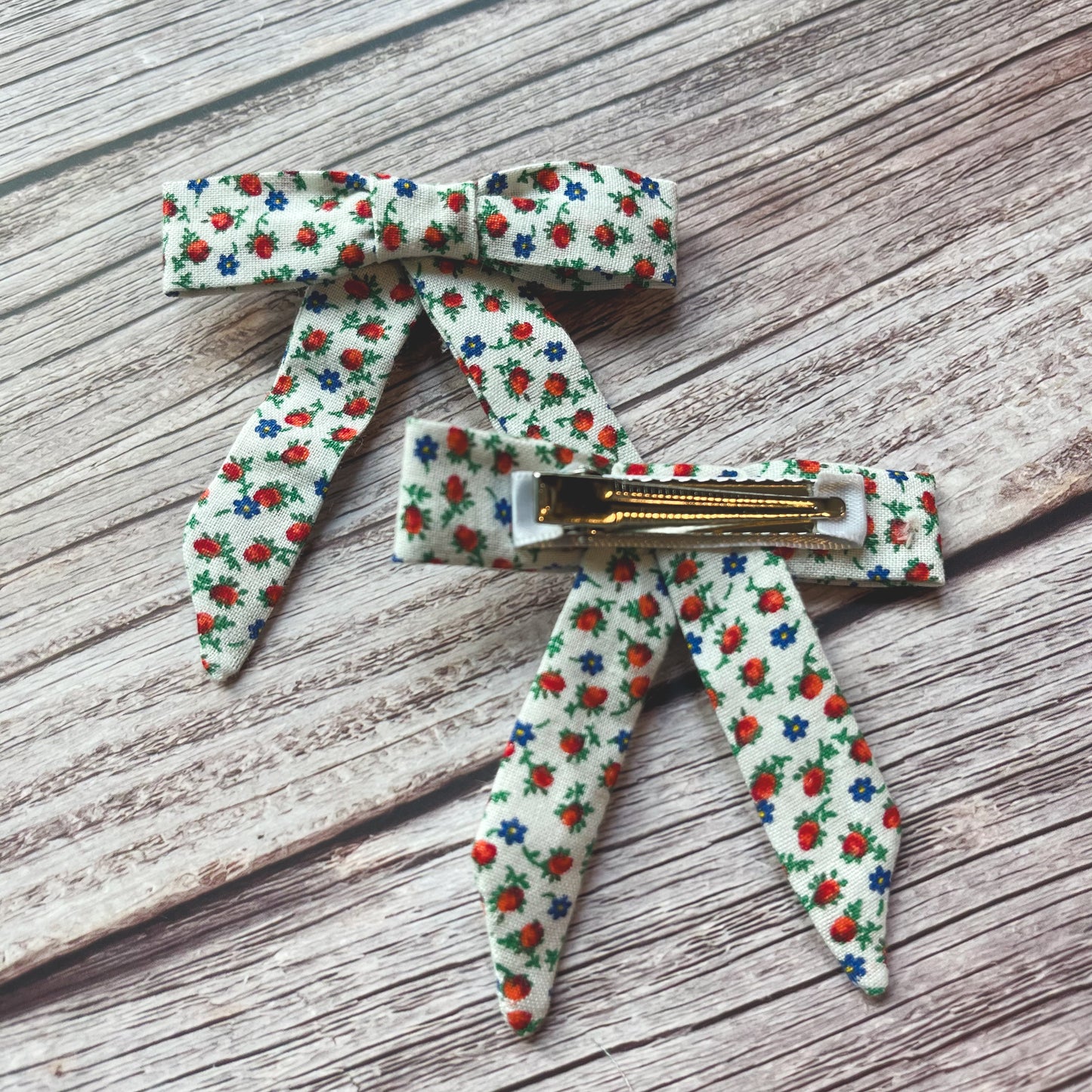 Ditsy Rose and Daisy Vintage Fabric Handmade Hair Bows